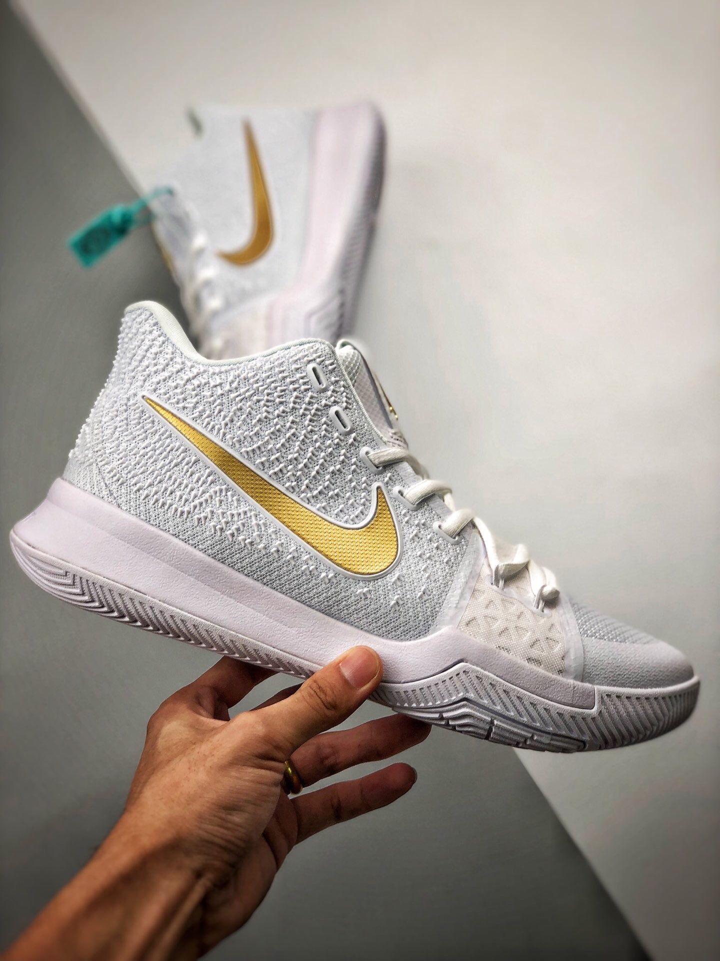 kyrie 3 shoes gold
