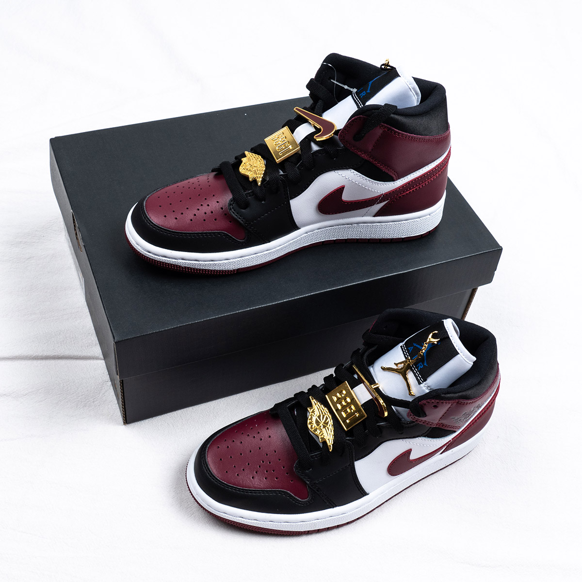 Air Jordan 1 Mid SE ‘Gold Pendants’ CZ4385-016 For Sale – Sneaker Hello
