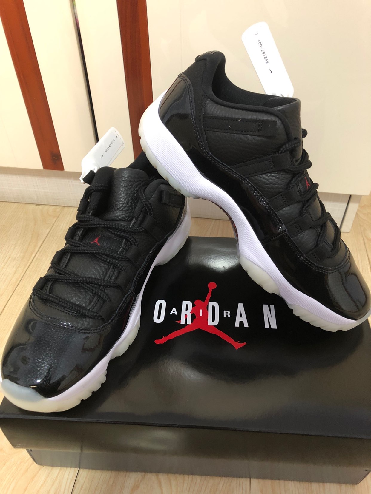 Air Jordan 11 Low 72-10 - SneakerMat